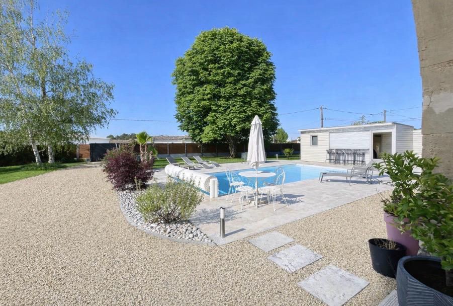 MARSAS 10 kms  de Saint-André de Cubzac :  Girondine R+1 en pierre en mitoyenneté 215 m2 sur 1326 m2 environ de terrain - Cuisine indépendante aménagée et équipée ? Grand Salon - Grand Séjour avec cheminée en pierre - 4 chambres dont 2 suites parentales - Piscin 2