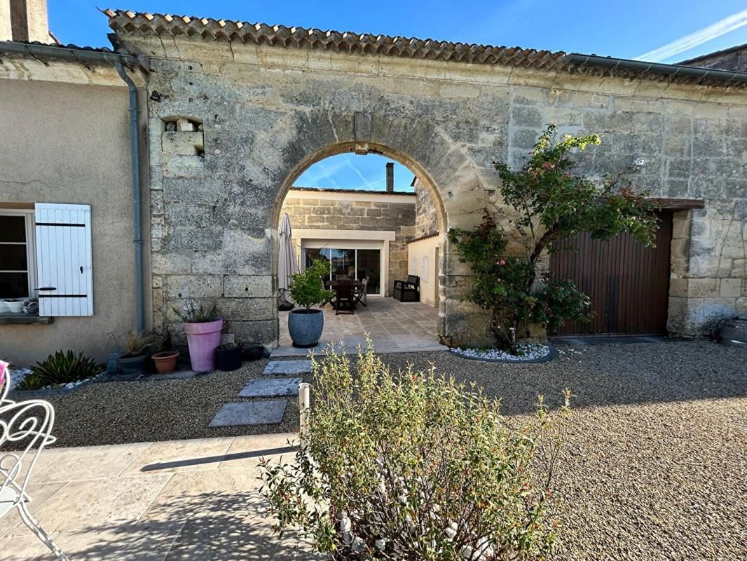 MARSAS 10 kms  de Saint-André de Cubzac :  Girondine R+1 en pierre en mitoyenneté 215 m2 sur 1326 m2 environ de terrain - Cuisine indépendante aménagée et équipée ? Grand Salon - Grand Séjour avec cheminée en pierre - 4 chambres dont 2 suites parentales - Piscin 4