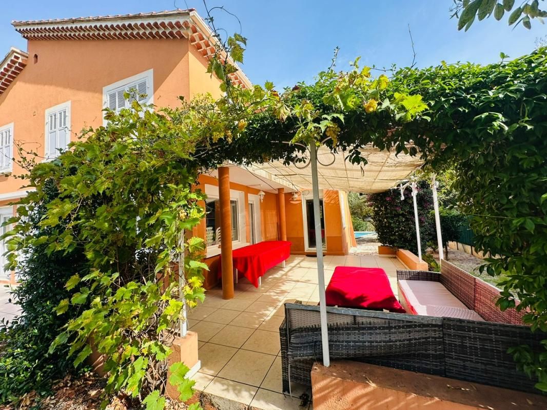 SIX-FOURS-LES-PLAGES Villa T7 de 160 m2 sur 850 m² terrain avec piscine et garage - Plain pied 2