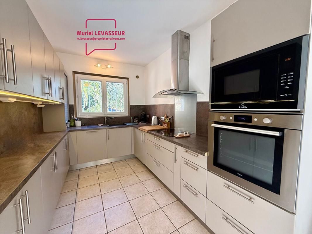 SIX-FOURS-LES-PLAGES Villa T7 de 160 m2 sur 850 m² terrain avec piscine et garage - Plain pied 3