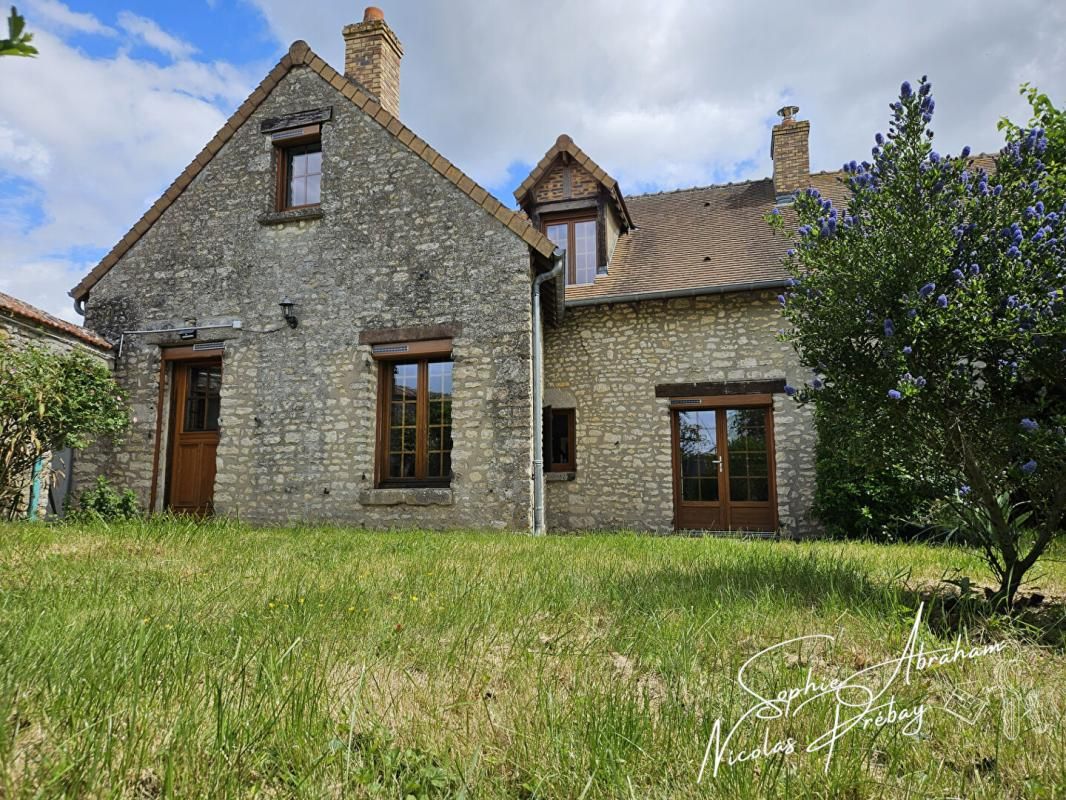 Maison en pierres avec cour et jardin