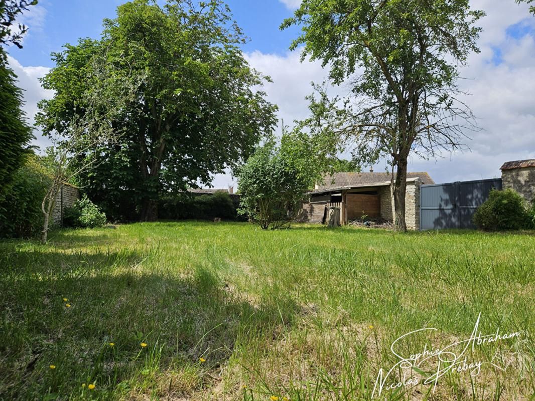 TOURY Maison en pierres avec cour et jardin 2