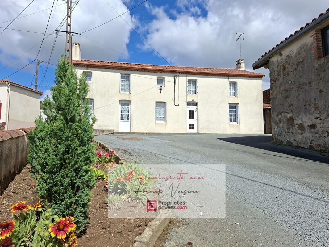 A VENDRE en Exclusivité à Saint Michel Mont Mercure, maison de 117 m2 avec 4 chambres et plusieurs dépendances sur une parcelle de 800 m2 env