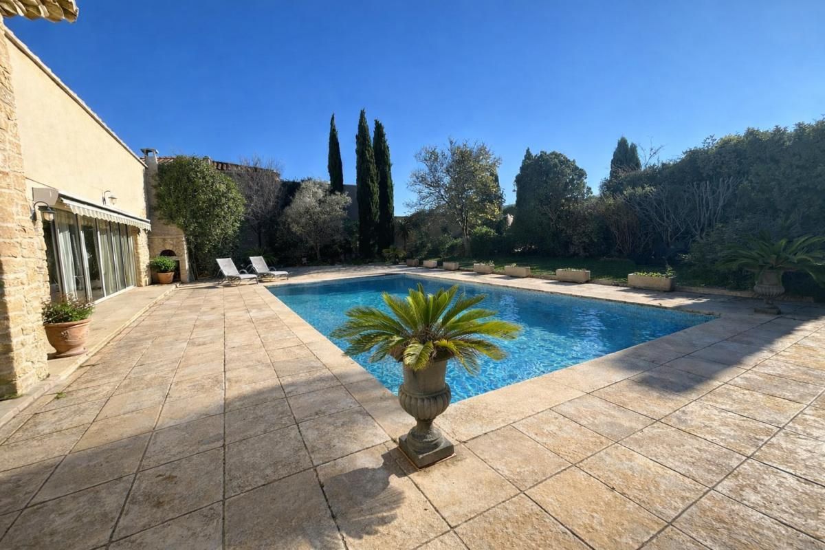 St Victoret - Propriété de 429 m² avec dépendances, piscine, pool house