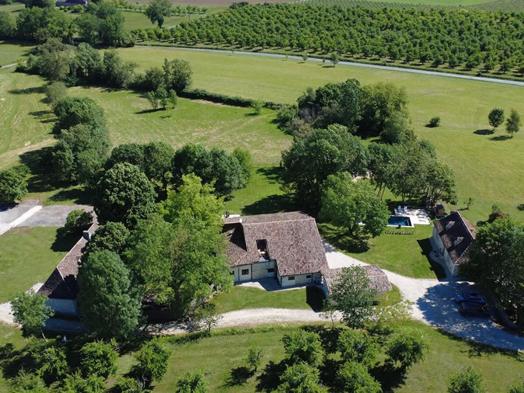 BEAUMONT-DU-PERIGORD Un domaine d'exception en Dordogne avec trois maisons de caractère et deux granges 1