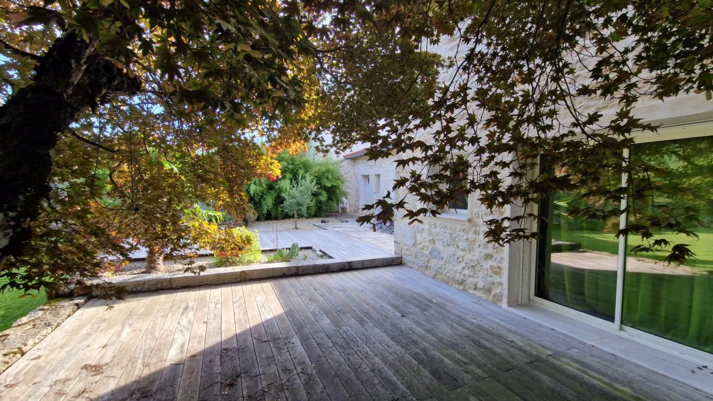 CHAVANNES-SUR-SURAN Maison  rénovée de caractères en pierres 1