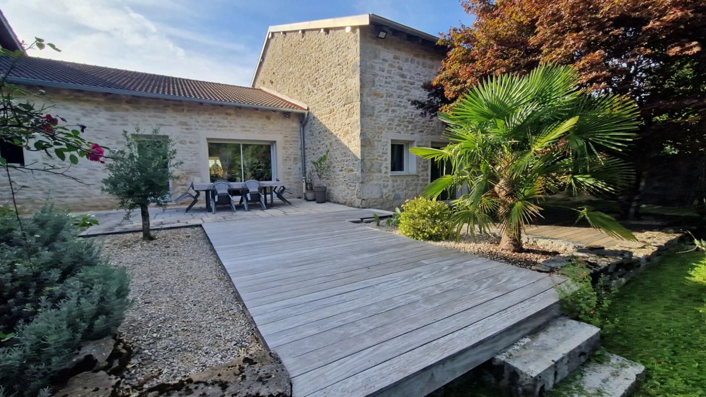 CHAVANNES-SUR-SURAN Maison  rénovée de caractères en pierres 2