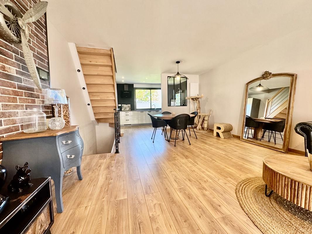 AMIENS Maison moderne ,125m2, 3 chambres , cour, garage  Quartier HENRIVILLE AMIENS 2