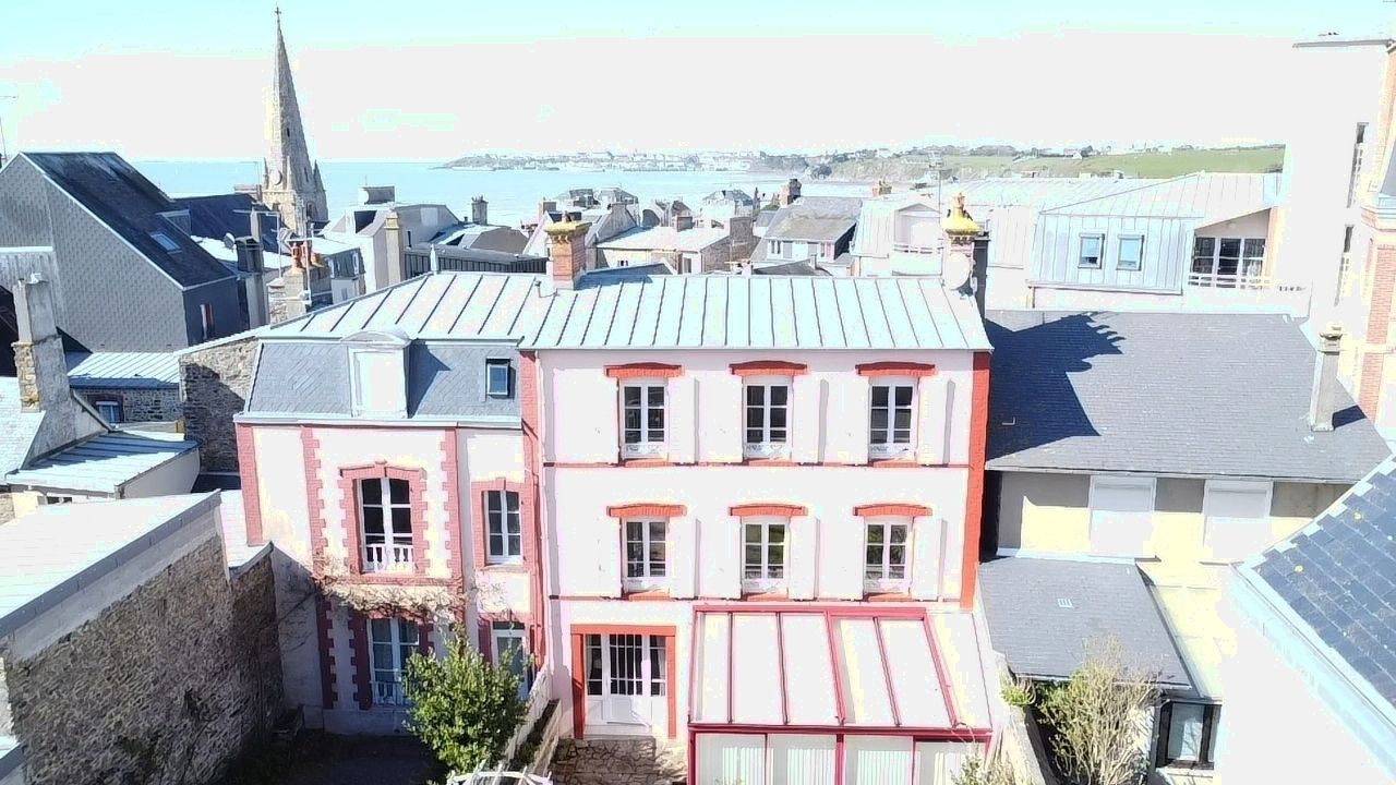 Maison d'environ 177m² dans le centre de Saint Pair sur Mer