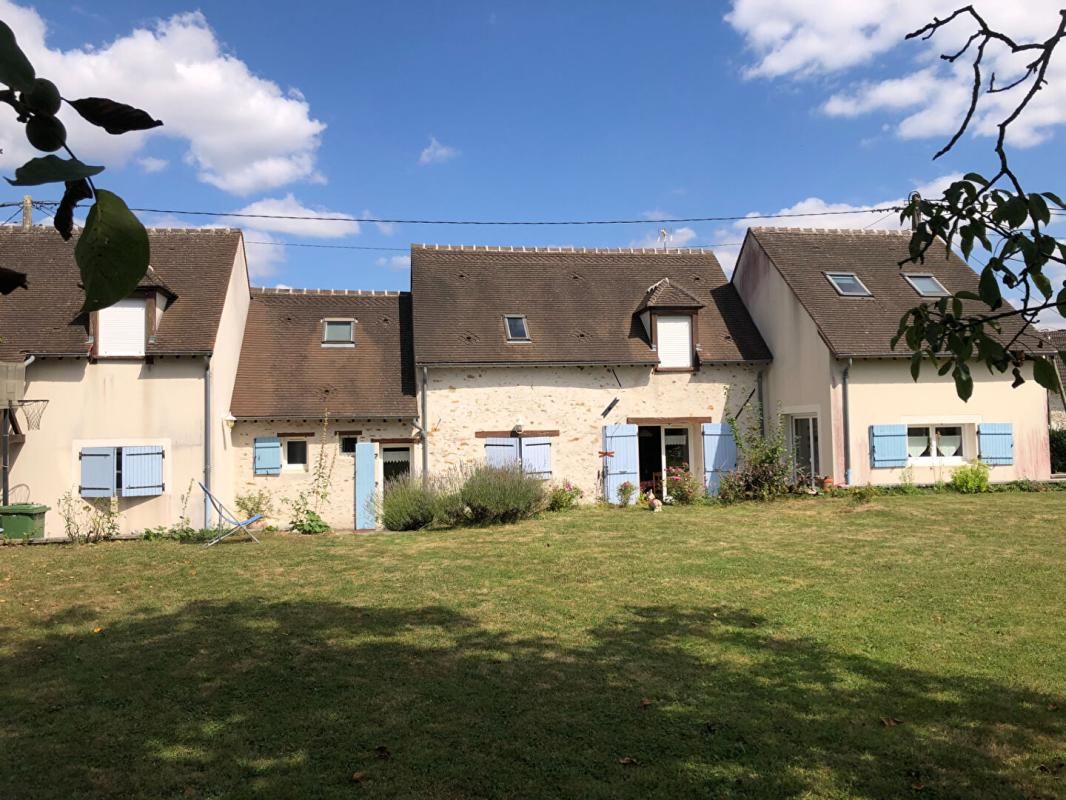 COULOMMIERS Charmante briarde rénovée -175 m² habitables - 4 chambres -Terrain de 871 m² 1