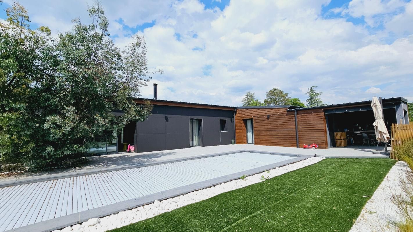 SAINT-DOULCHARD MAISON DE PLAIN PIED DE 160M² 5 PIECES PISCINE GARAGE 2
