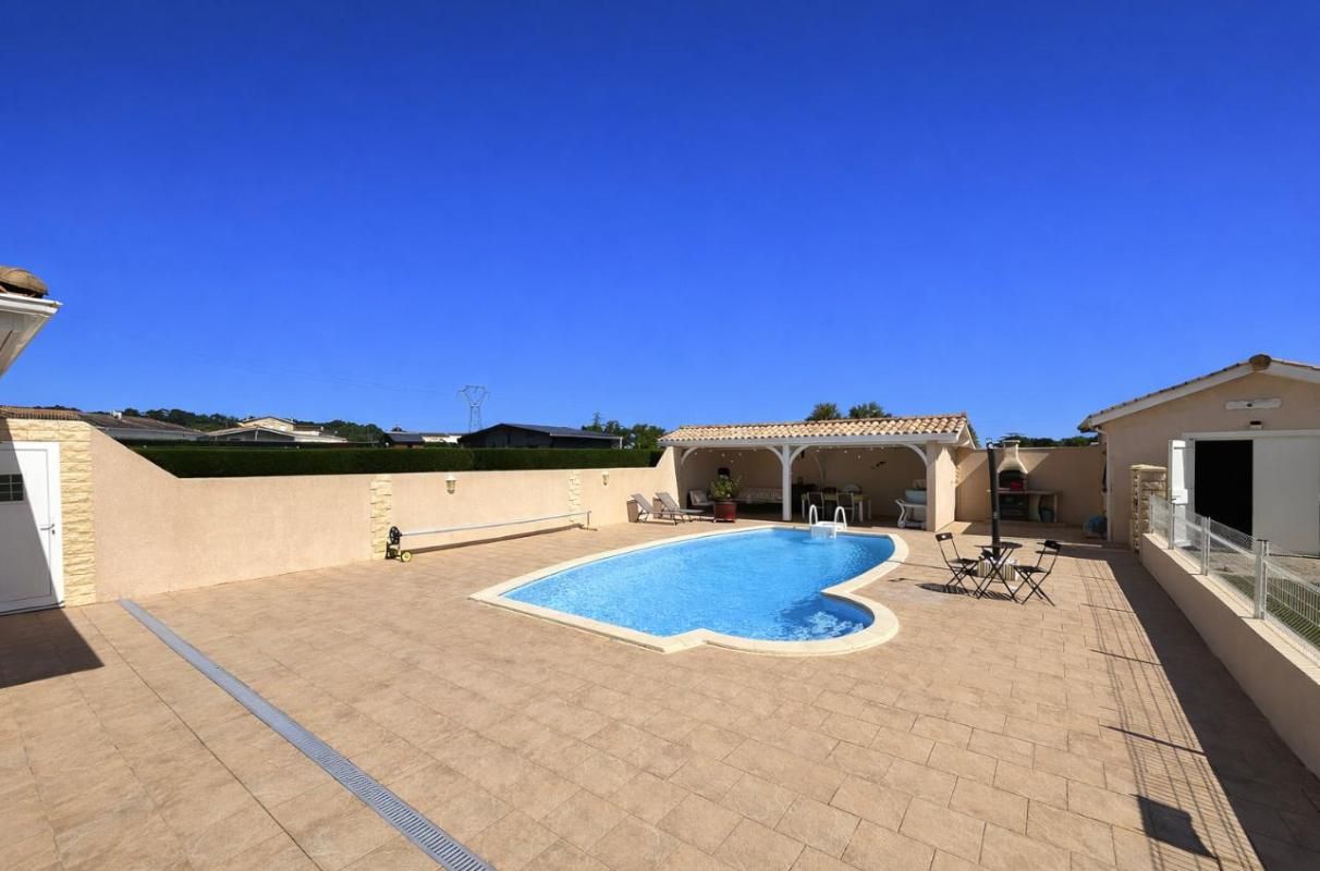 LANSAC 15 minutes de Saint-André de Cubzac- Lansac- Maison Contemporaine 1999 très bel état - 148 m2 habitables - 4 pièces ? 3 chambres - Piscine Terrasse Pool house - ? terrain de 2624 m2 ? très beau jardin ? terrain constructible 3
