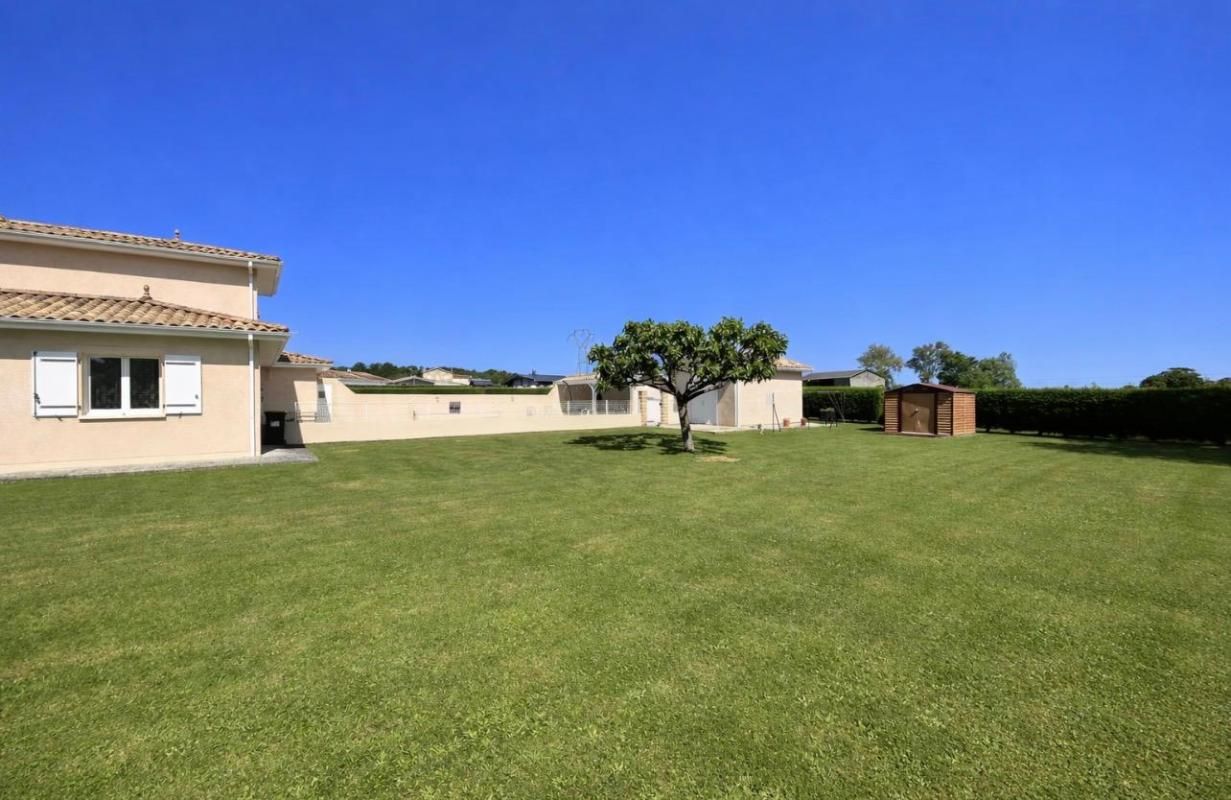 LANSAC 15 minutes de Saint-André de Cubzac- Lansac- Maison Contemporaine 1999 très bel état - 148 m2 habitables - 4 pièces ? 3 chambres - Piscine Terrasse Pool house - ? terrain de 2624 m2 ? très beau jardin ? terrain constructible 4