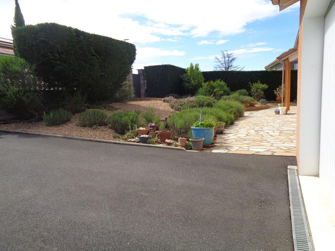 JUMEAUX Jumeaux(63), maison plain pied de 90 m2 habitables, 3 chambres sur 882 m2 de terrain 2