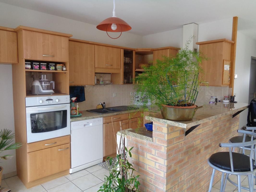 JUMEAUX Jumeaux(63), maison plain pied de 90 m2 habitables, 3 chambres sur 882 m2 de terrain 4