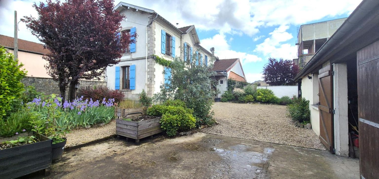 SAINT-DIZIER Belle Maison en Pierre ou de Caractère de 160 m² Entièrement Rénovée avec Cour de 140 m², Patio, Cave avec Chaufferie Gaz de 76 m², 2 Terrasses avec Barbecue, Garage avec Atelier de 45 m² et un joli Terrain Clos et joliment Arboré de 452 m² 2