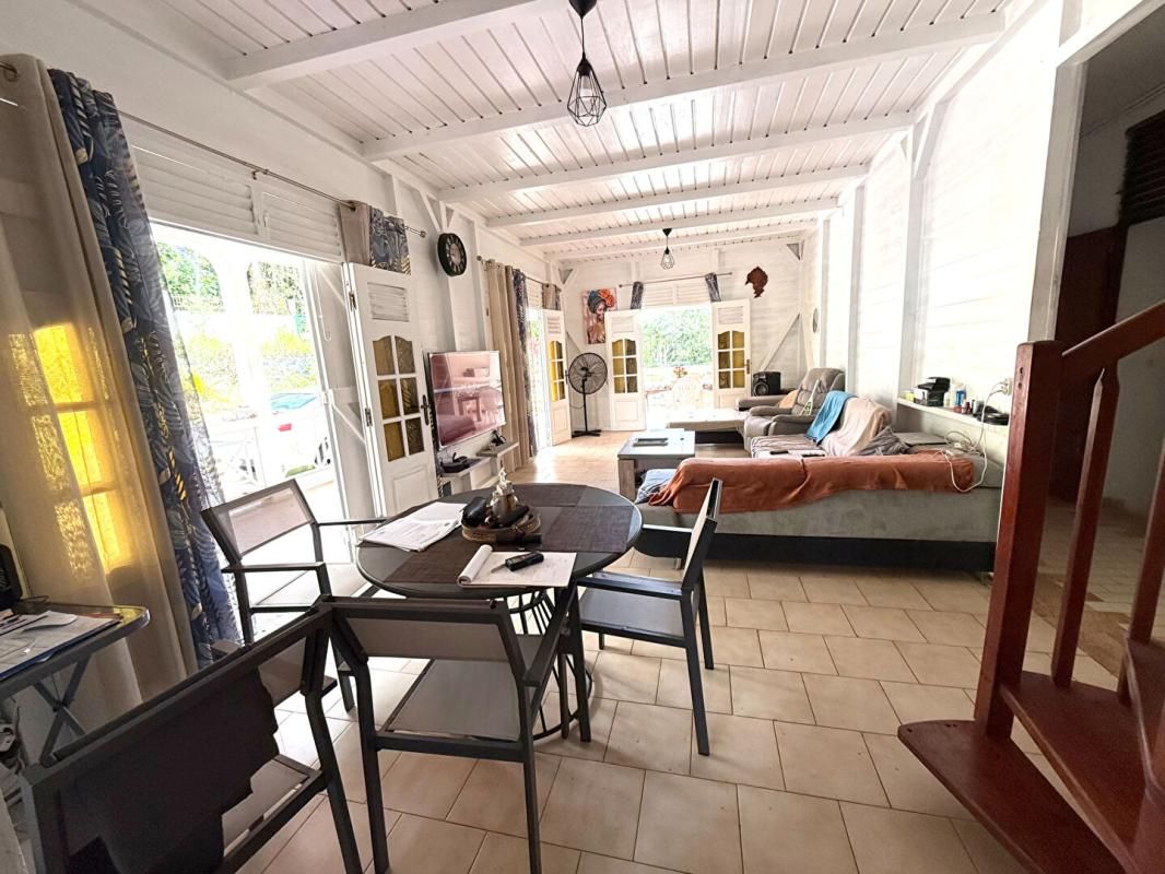 PETIT-BOURG Maison 7 pièce(s) 180 m2 Secteur Vallombreuse-Petit Bourg 4