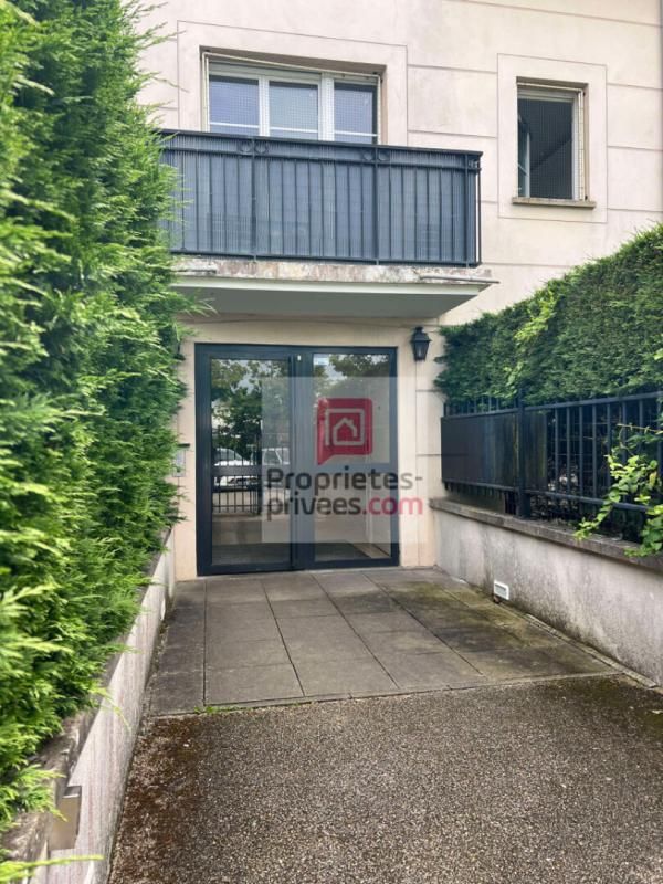 LES ESSARTS-LE-ROI Studio rez-de-jardin avec parking 4