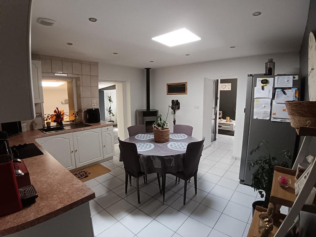 CHALLANS Maison d''habitation + studio + garage indépendant - 298000 TTC - CHALLANS 1