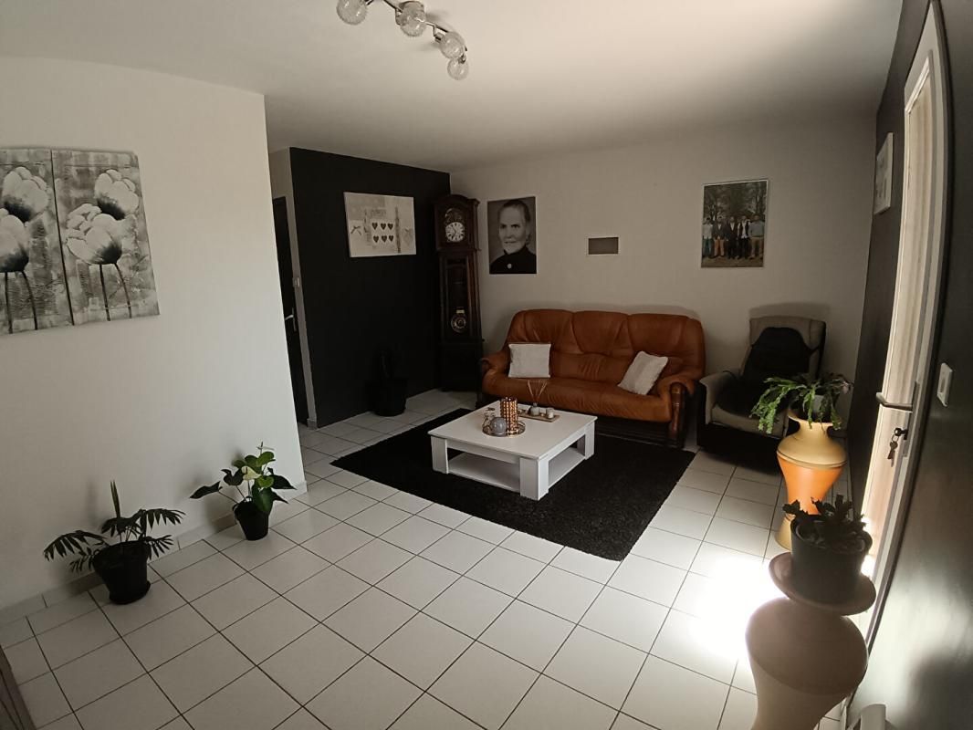CHALLANS Maison d''habitation + studio + garage indépendant - 298000 TTC - CHALLANS 2