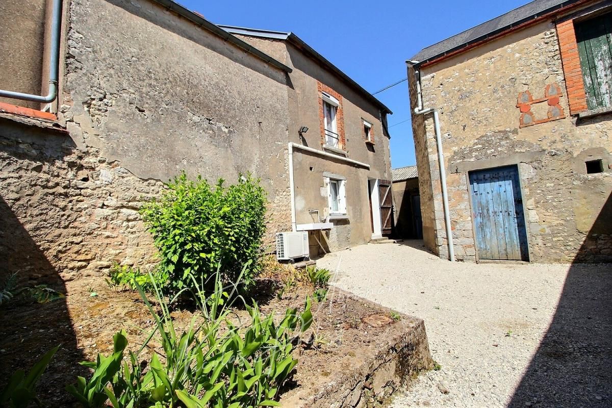Maison en pierres avec cour close de murs, 3 chambres, dépendances