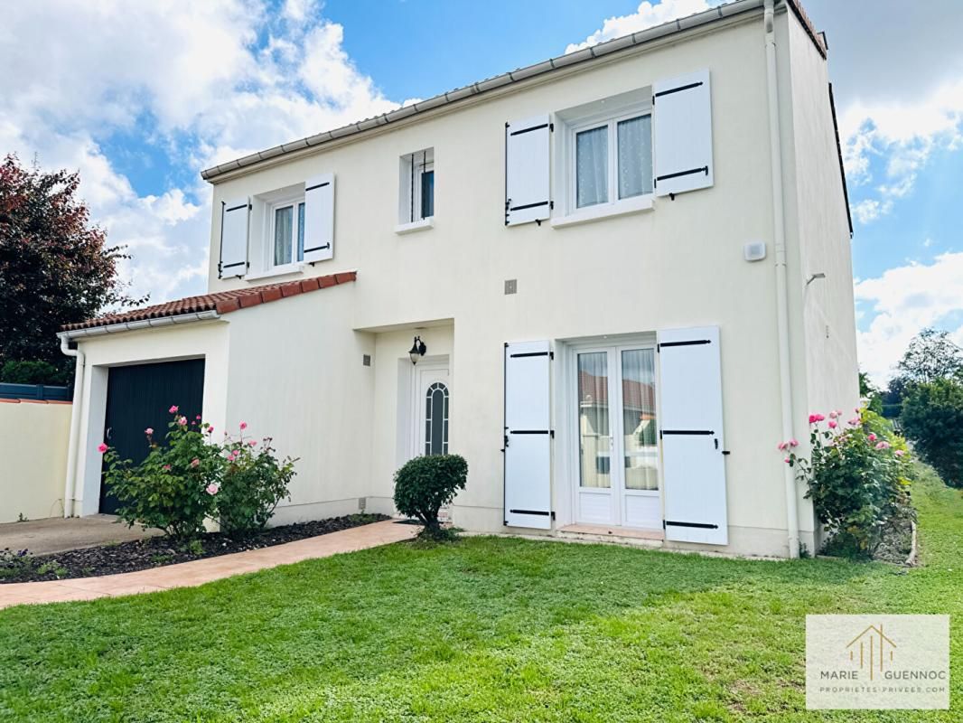 Maison familiale de 6 pièces tout à pied avec garage et atelier