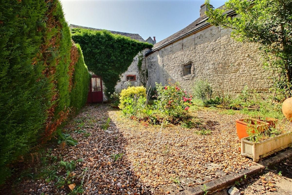 GRENEVILLE-EN-BEAUCE Maison de 4 pièces, 3 chambres avec jardinet 2