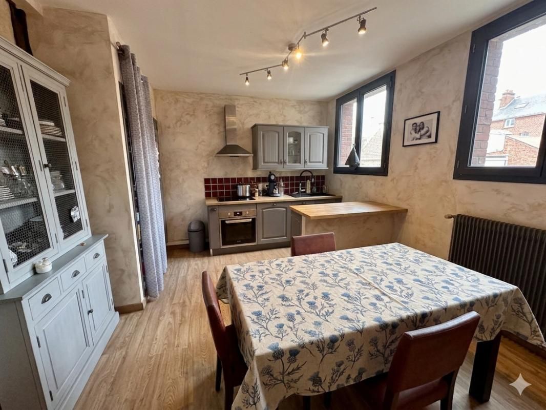 AMIENS APPARTEMENT Centre-ville AMIENS 98m2 , 2 chambres, cave ,grenier 2