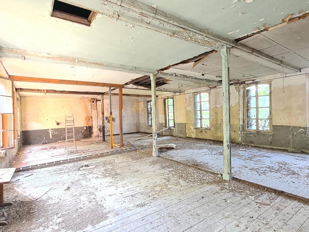 LES ANDELYS Les Andelys centre ville 27700 - Maison de ville de 380 m2 à rénover (5 appartements possibles) sur environ 1.045 m2 de terrain plat - Prix : 174.000 4