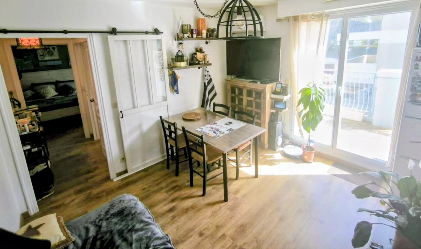 BOULOURIS, À vendre Superbe F2 avec terrasse, parking et cave Proche commerces & mer