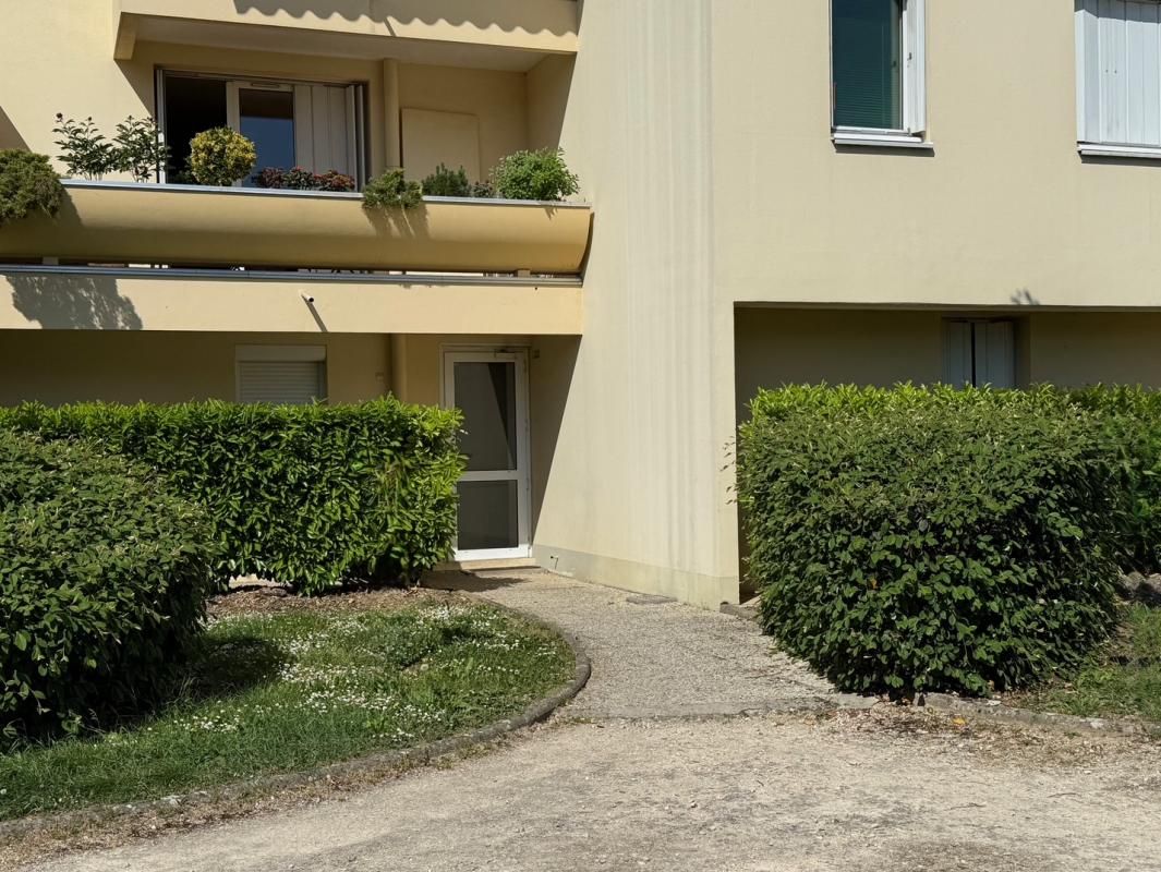 DIJON Appartement Dijon T2 environ 35m2 ,1 pièce à vivre de 23m2  rez de jardin très calme et agréable 2