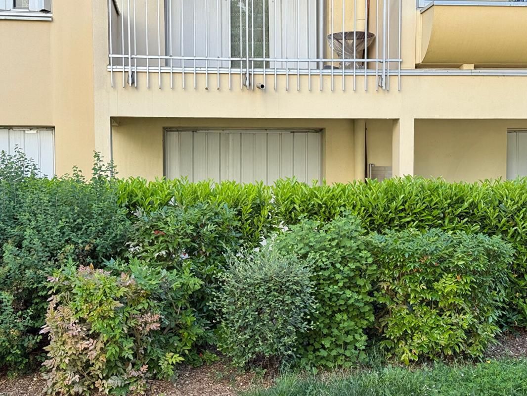 DIJON Appartement Dijon T2 environ 35m2 ,1 pièce à vivre de 23m2  rez de jardin très calme et agréable 3