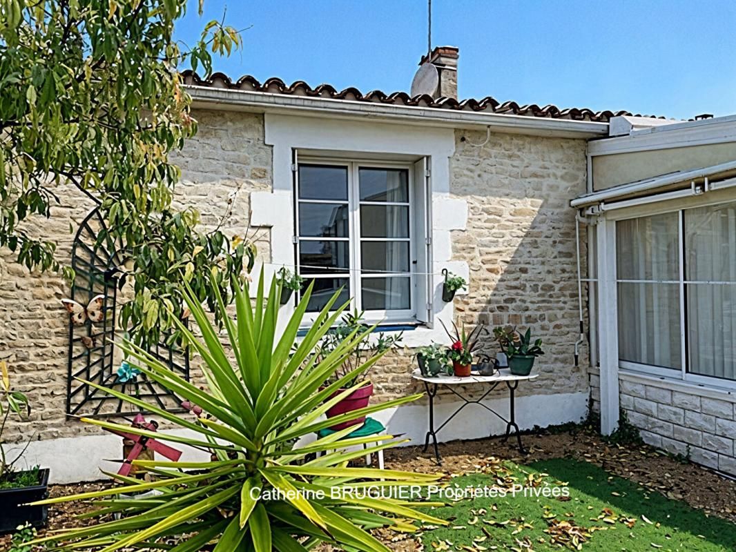 SALLES-SUR-MER Charmante maison en pierre de plain pied centre village 83 m2 avec garage 1