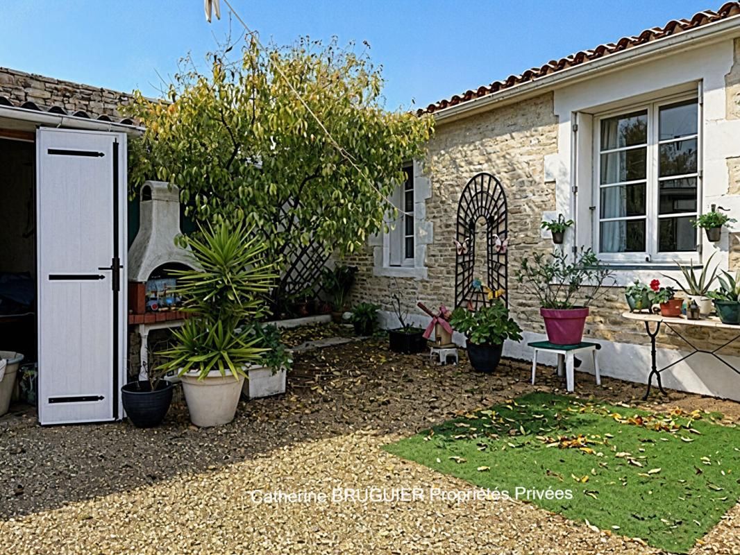 SALLES-SUR-MER Charmante maison en pierre de plain pied centre village 83 m2 avec garage 3