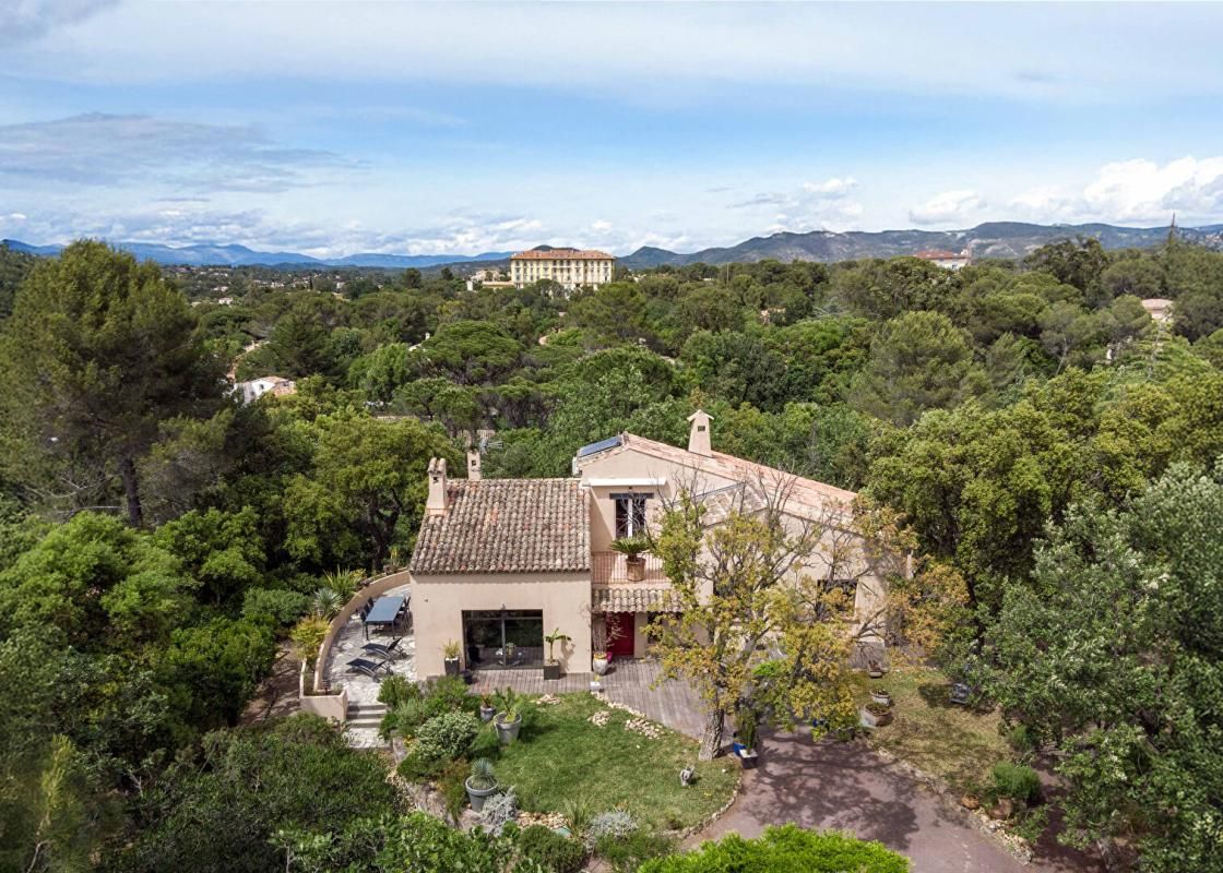FREJUS FREJUS - Hameau de Valescure - Villa 175 m² , dépendance, 4 chambres 2