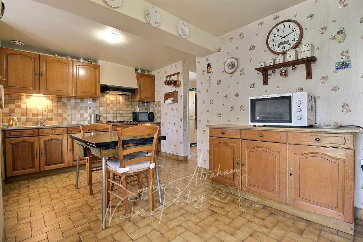 OUTARVILLE Ensemble immobilier avec maison et dépendances, cour et jardin 4