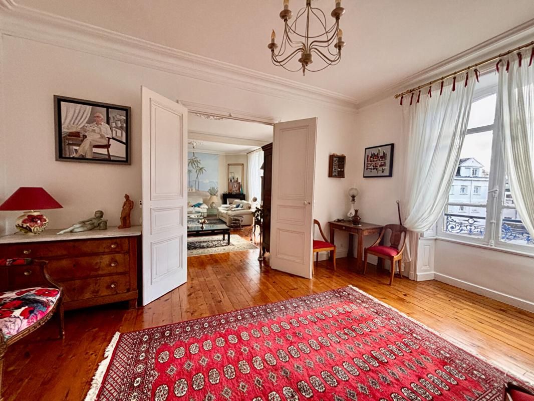 Magnifique Appartement de type Haussmannien 170 m2, garage et parking en plein centre!