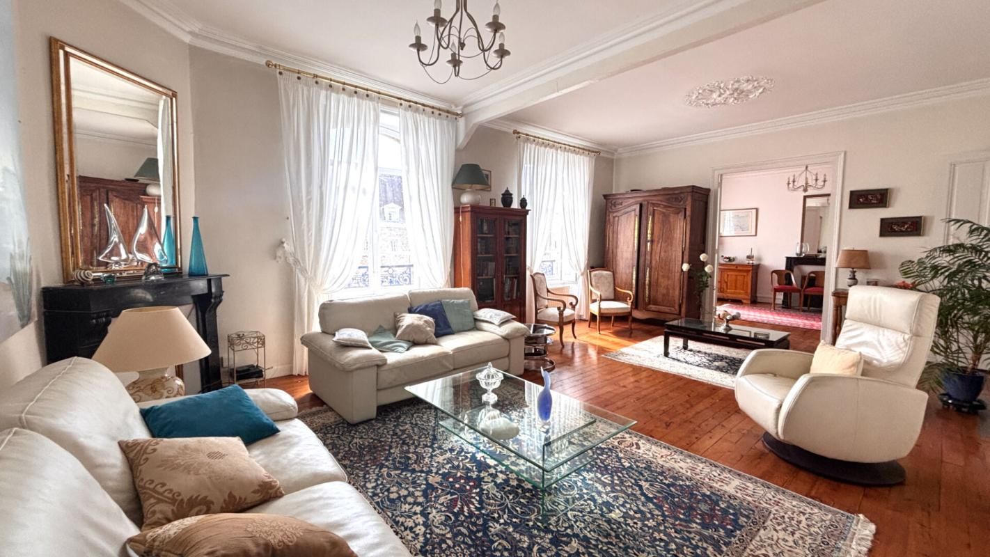 VANNES Magnifique Appartement de type Haussmannien 170 m2, garage et parking en plein centre! 3