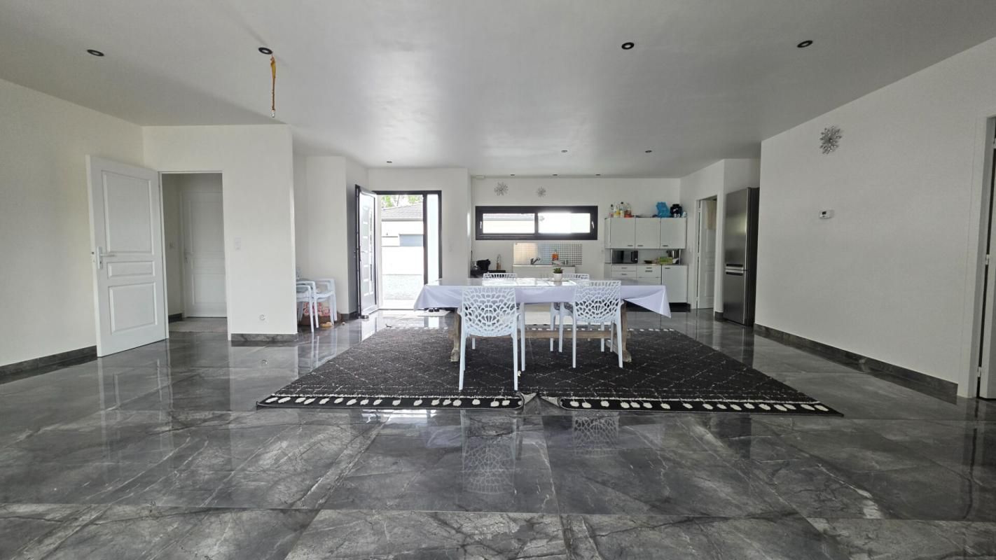 SAINT-MEDARD-DE-GUIZIERES Maison contemporaine avec double garage 4