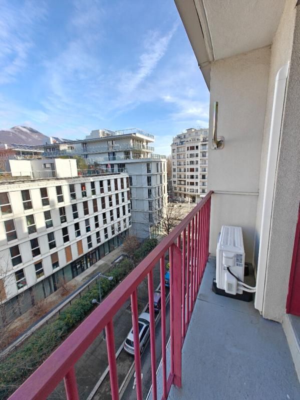 GRENOBLE À vendre à Grenoble , T1 avec vue Bastille, SECTEUR caserne de Bonne, déjà loué, idéal investisseur locatif avec Clim 4