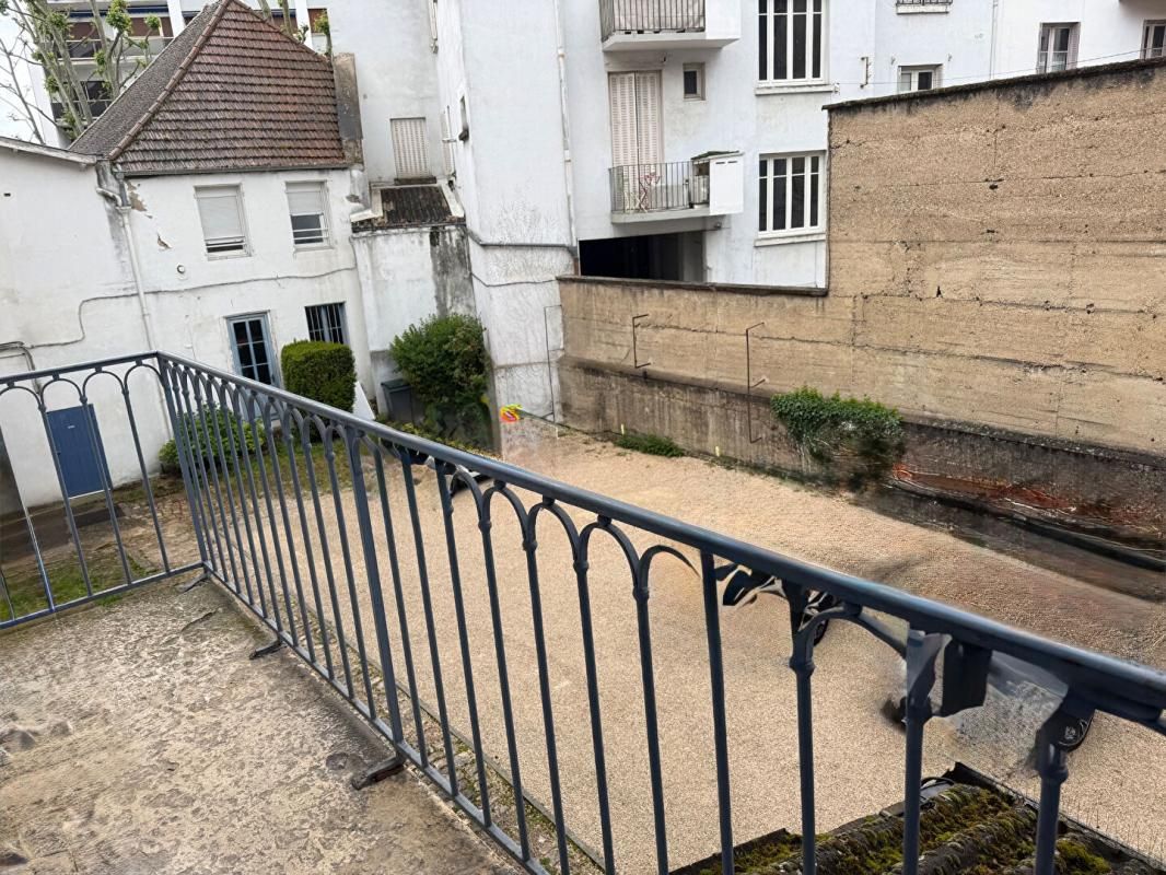 CHALON-SUR-SAONE Appartement Chalon Sur Saone 4 pièce(s) 111m² dont  104 m2 (carrez) 3
