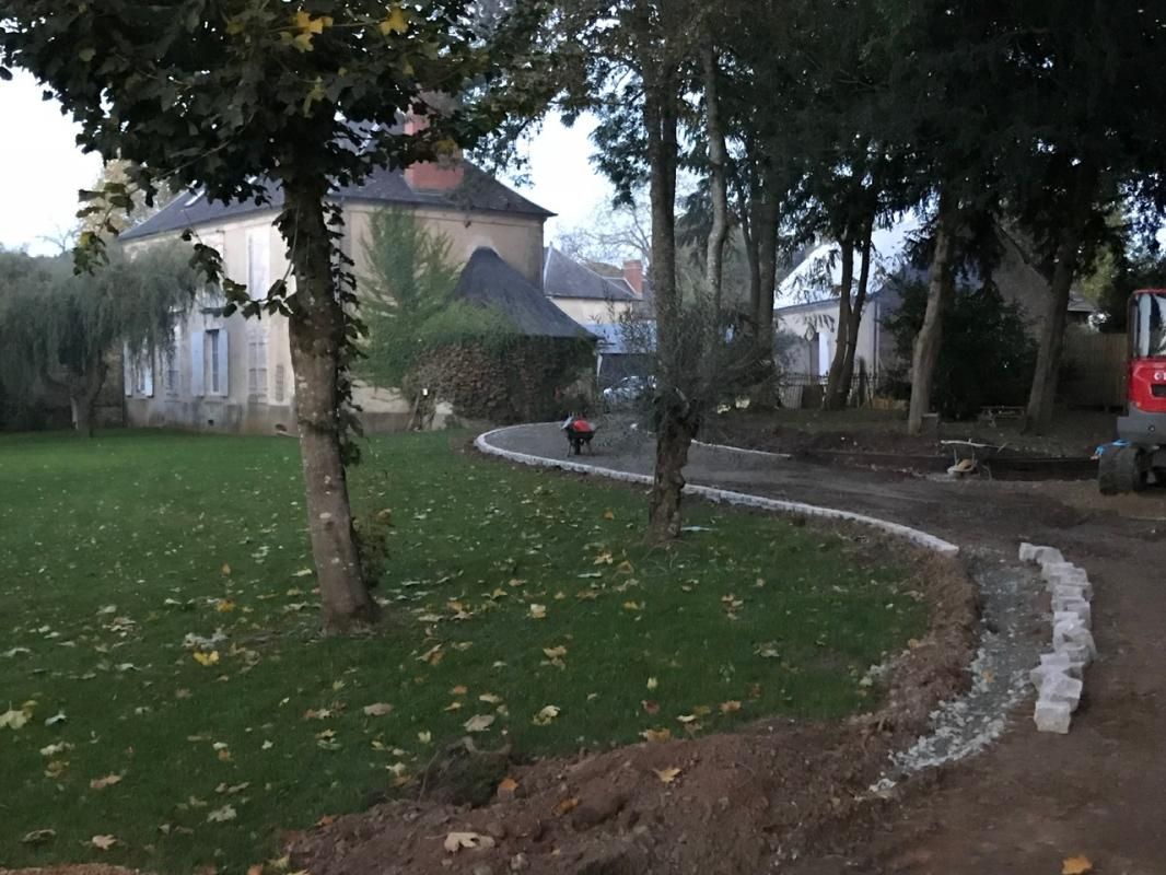 CHERRE Bien rare : demeure de caractère avec parc, piscine et maison de gardien 1