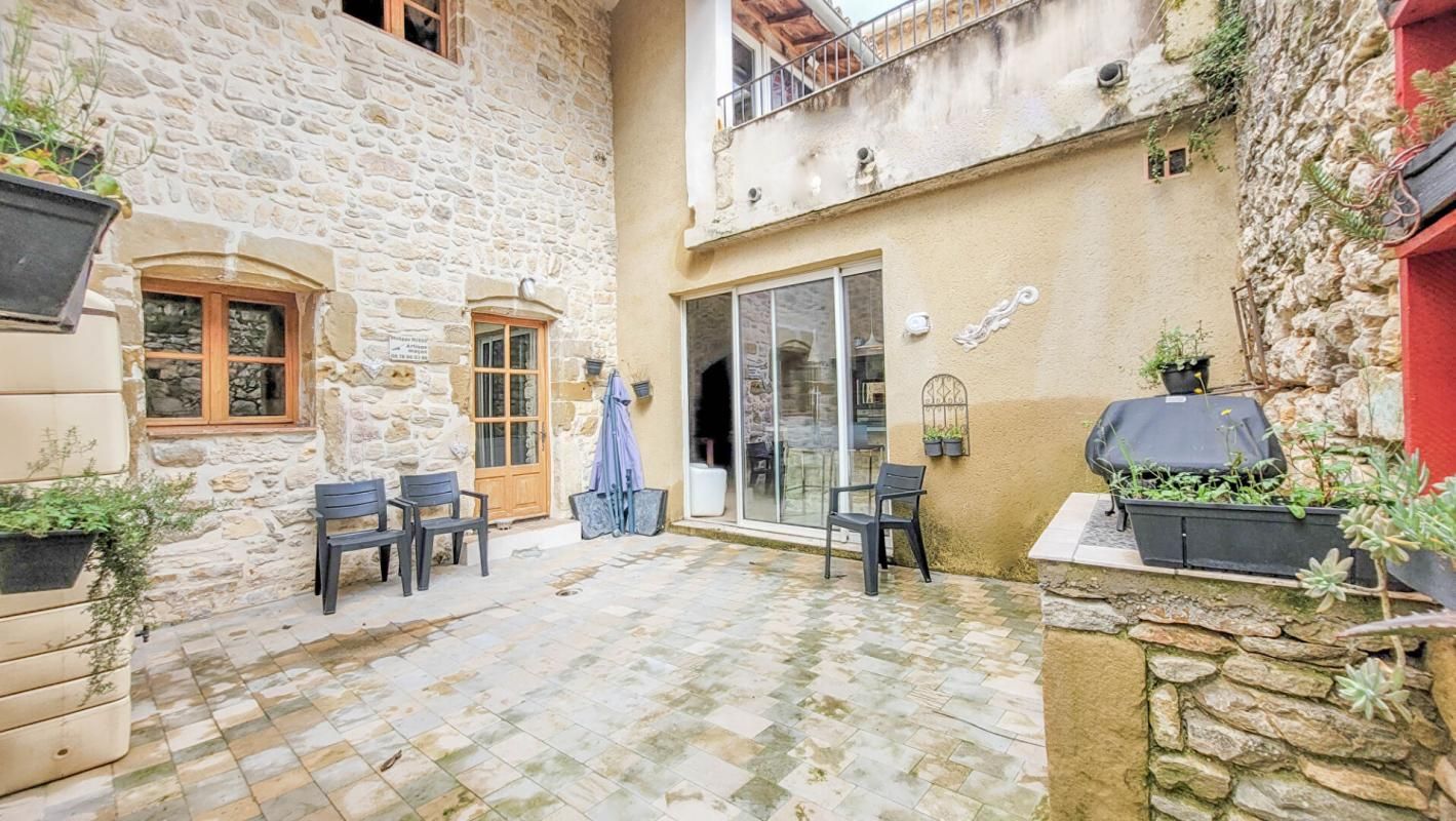 UZES Maison en pierres rénovée avec cour et terrasses 1