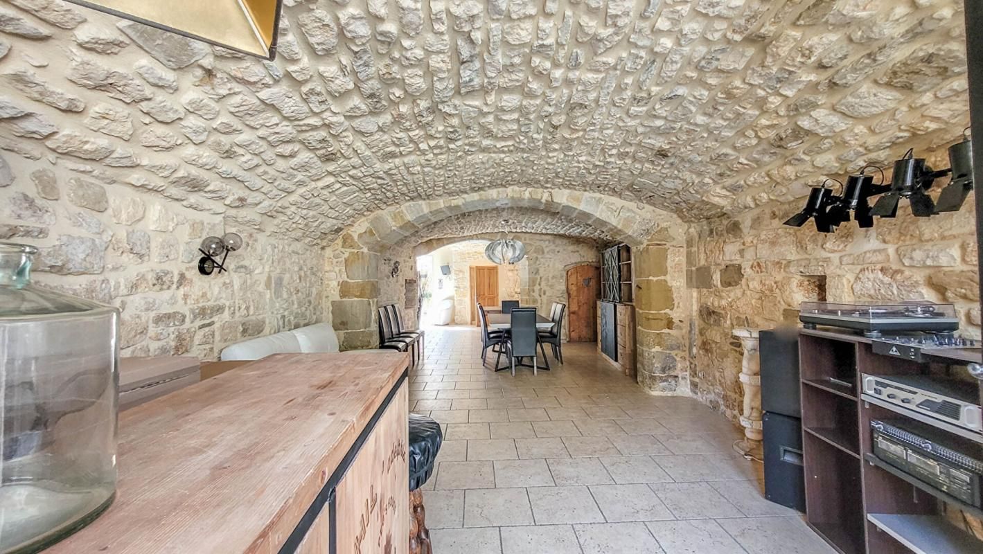 UZES Maison en pierres rénovée avec cour et terrasses 3