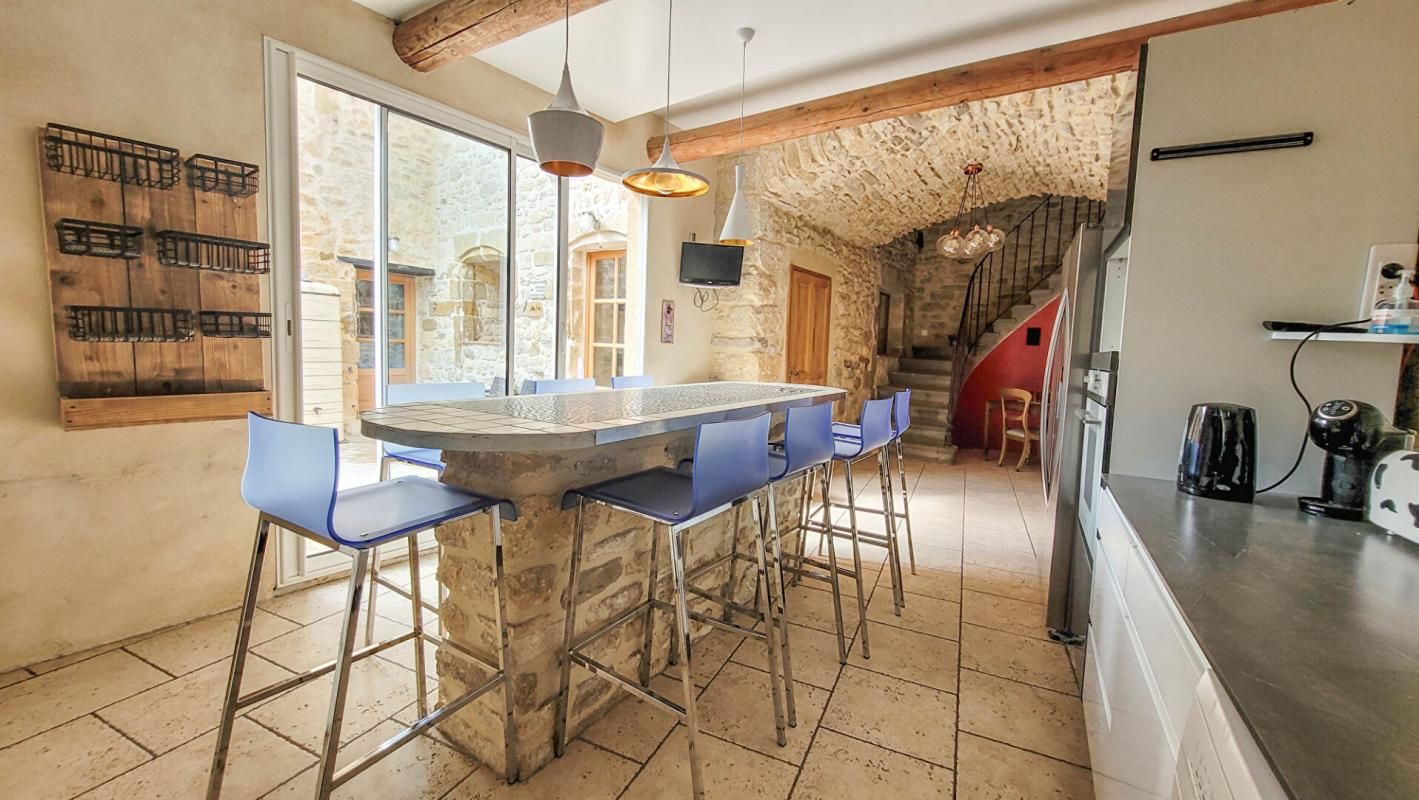 UZES Maison en pierres rénovée avec cour et terrasses 4