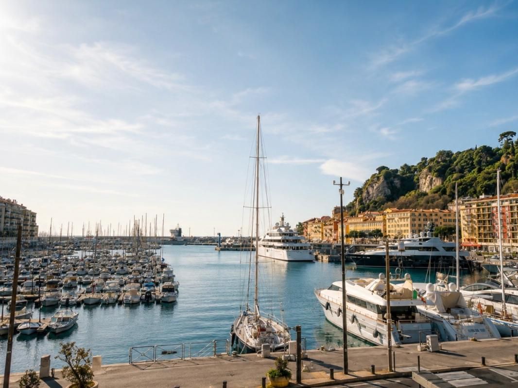 NICE Appartement 3P 65m2 Nice, face vieux port vue mer 1
