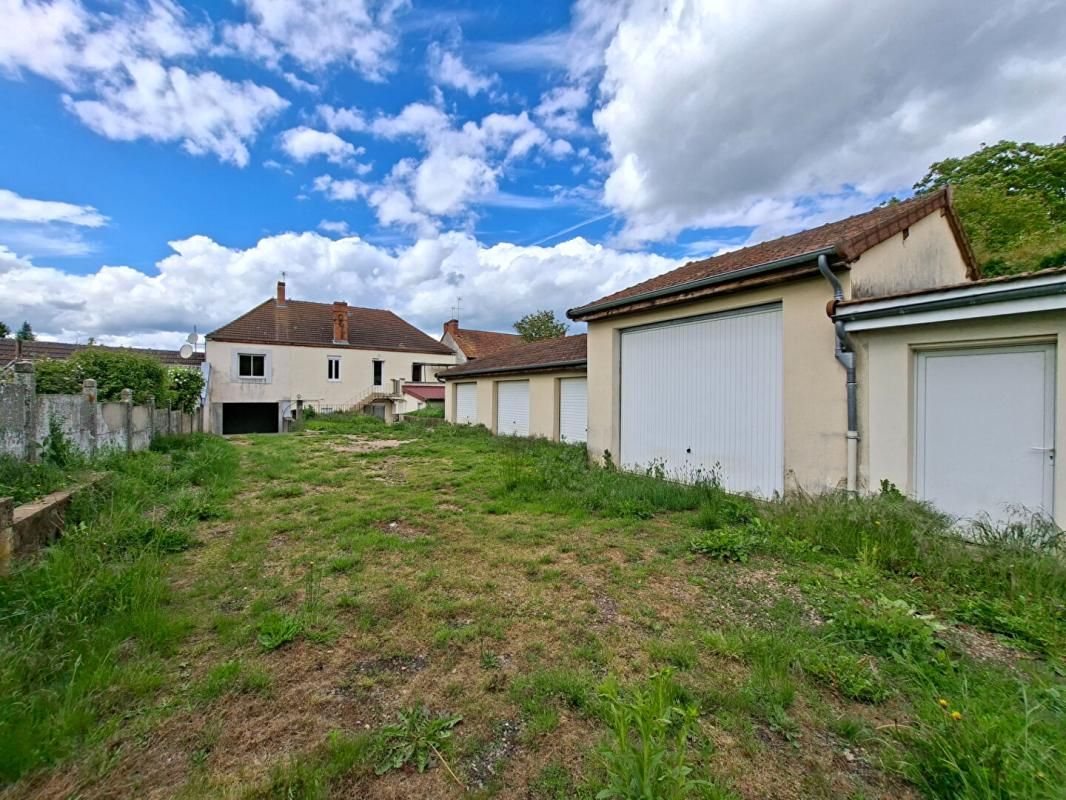 PERRECY-LES-FORGES Immeuble Perrecy Les Forges 10 pièce(s) 268 m2 2