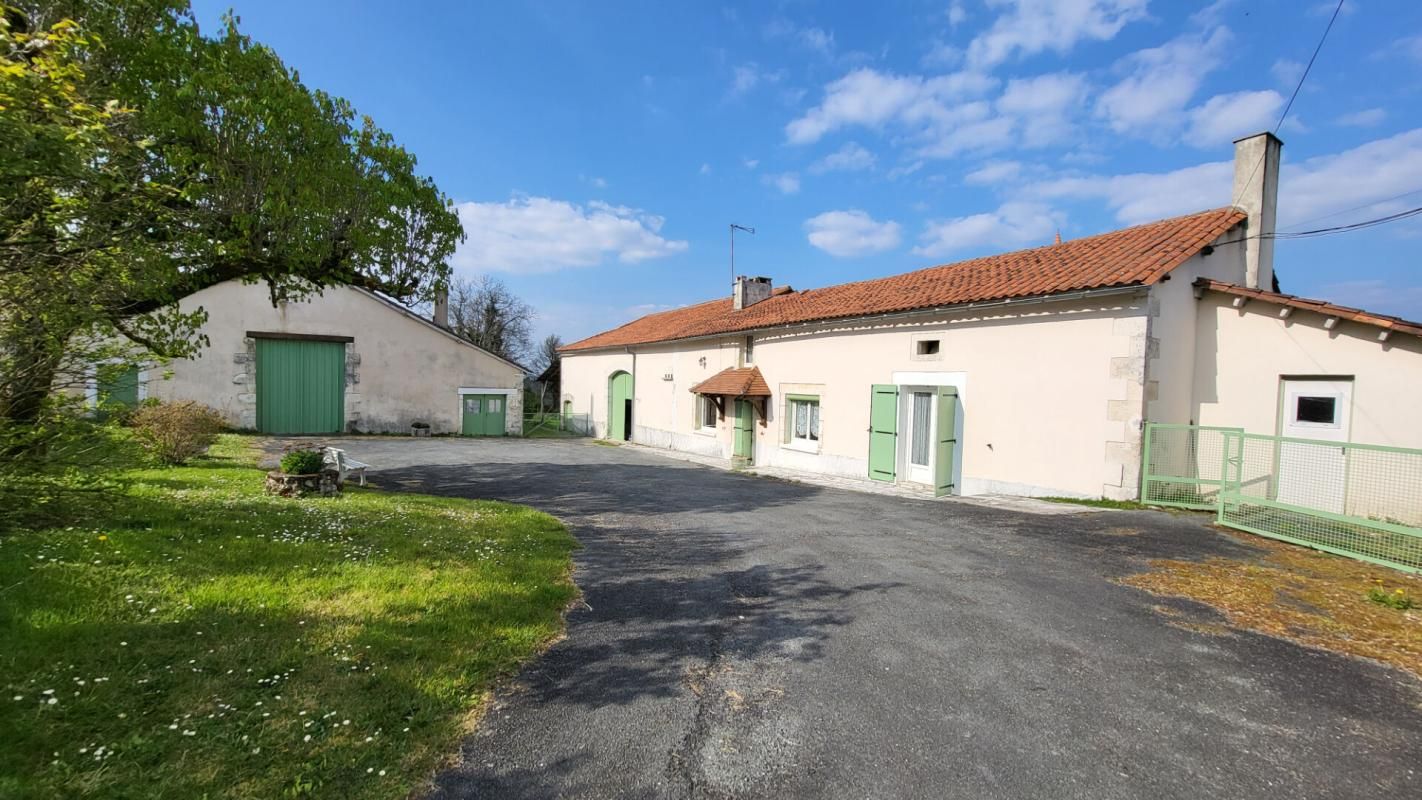 TOCANE-SAINT-APRE Tocane Saint Apre 24350 Ancienne Ferme comprenant maison 2 granges sur parcelle de 30970 m² 1