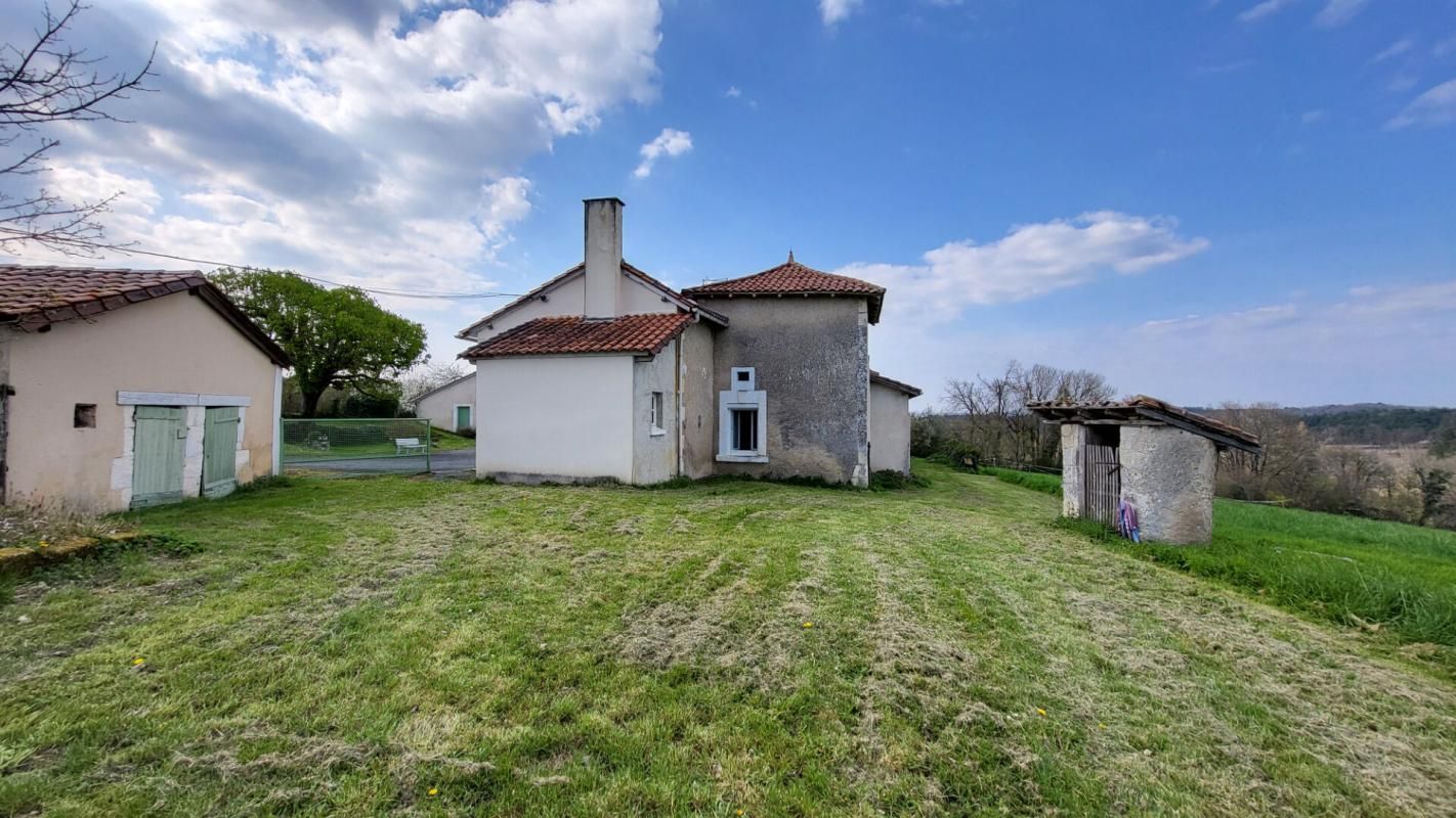 TOCANE-SAINT-APRE Tocane Saint Apre 24350 Ancienne Ferme comprenant maison 2 granges sur parcelle de 30970 m² 4
