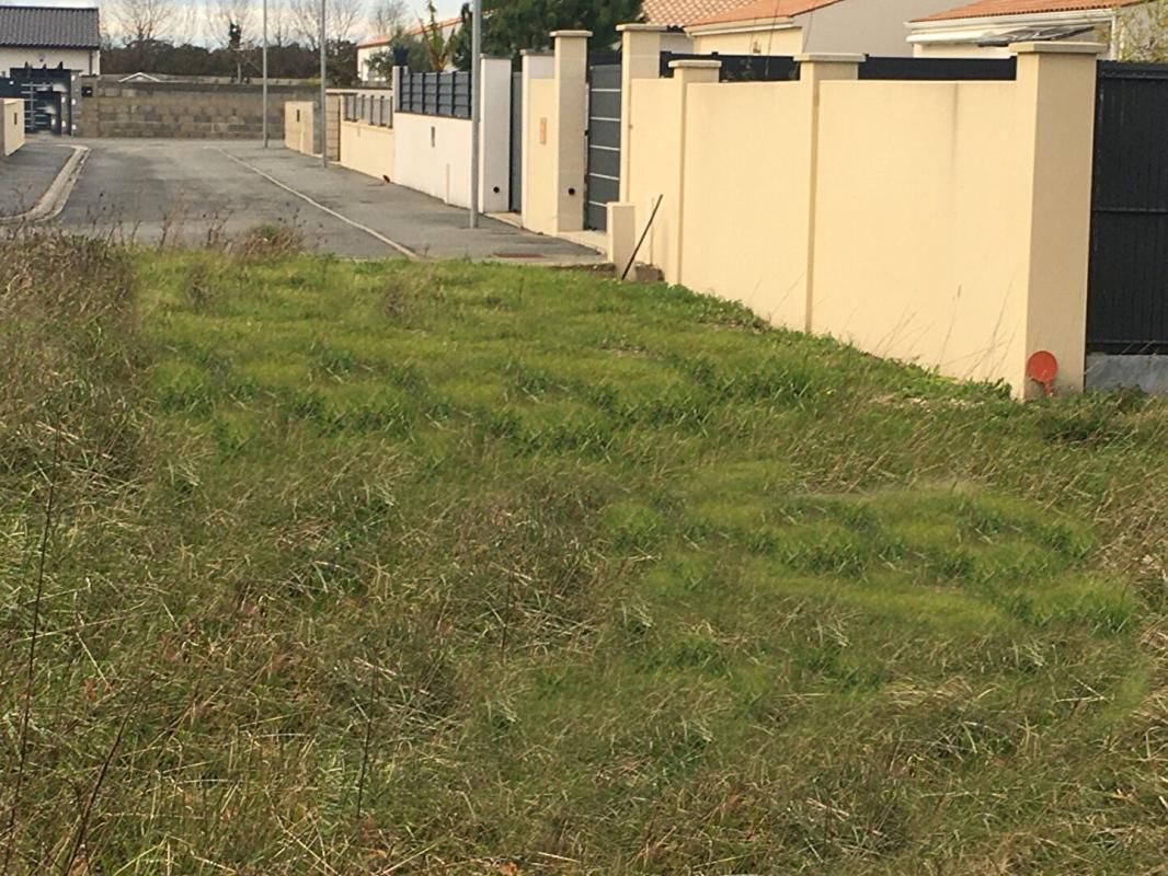 MEDIS Terrain viabilisé de 680m² dont 540m² constructible 96 000 HAI 2